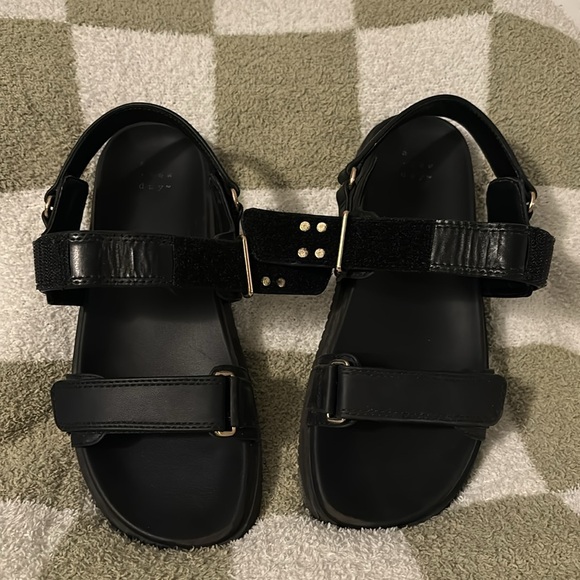 Trendy Black Flat Sandals - Picture 2 of 3